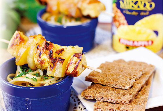 Quick skewers of chicken and pineapple with spaghetti